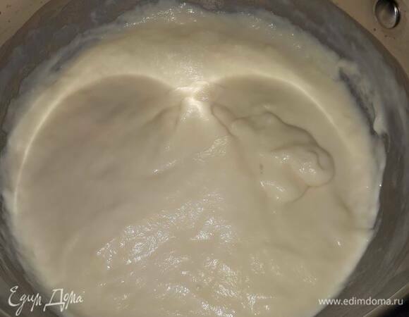 Влейте крахмал в молоко и размешайте до загустения. Накройте пленкой в контакт.