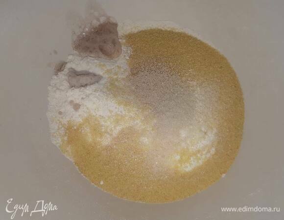 Для теста смешайте все сухие ингредиенты и соду, гашенную уксусом.