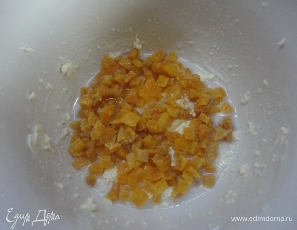 Цукаты или другие сухофрукты замочить в соке 1/2 апельсина. Муку смешиваем с разрыхлителем, крахмалом и солью. Мягкое сливочное масло взбиваем с сахаром и ванильным сахаром до воздушной светлой массы. Продолжая взбивать, добавить сметану. Когда масса станет однородной, добавляем цедру, цукаты с соком и смешиваем.