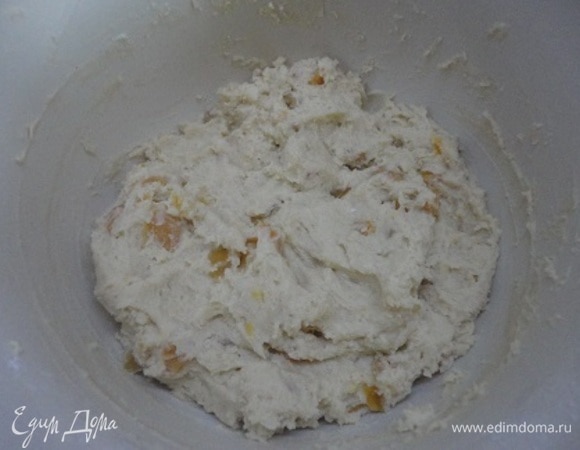 Всыпаем мучную смесь, замешиваем мягкое однородное тесто. Выдержать в холодильнике 1 час. Из теста формируем шарики и перекладываем на противень, соблюдая расстояние между печеньем.