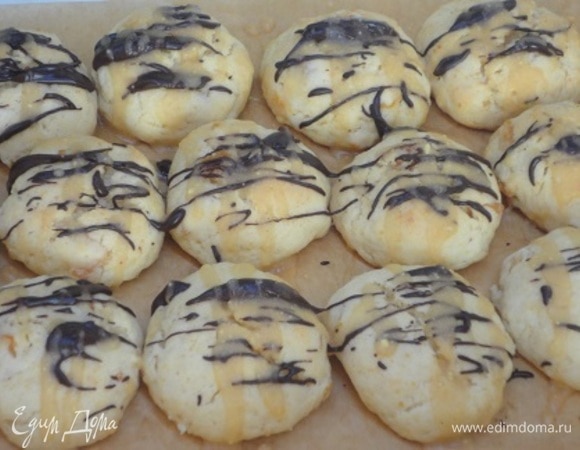 Выпекаем в разогретой до 180°С духовке 20–25 минут. Готовому печенью даем остыть на противне и украшаем по своему усмотрению. Я полила шоколадом и помадкой из сахарной пудры с апельсиновым соком.