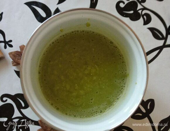 Тем временем в кипящей воде бланшируем горошек минут 7. Размораживать не нужно. Снимаем с огня, 1/3 горошка откладываем в сторону. Он пригодится позже. И делаем пюре блендером из 2\3 горошка.