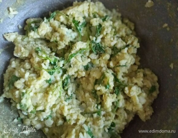 Половину пармезана трем на мелкой терке, вторую половину — на крупной. Когда рис готов, добавляем мелко натертый пармезан и руколу. Хорошенько перемешиваем и снимаем с огня.