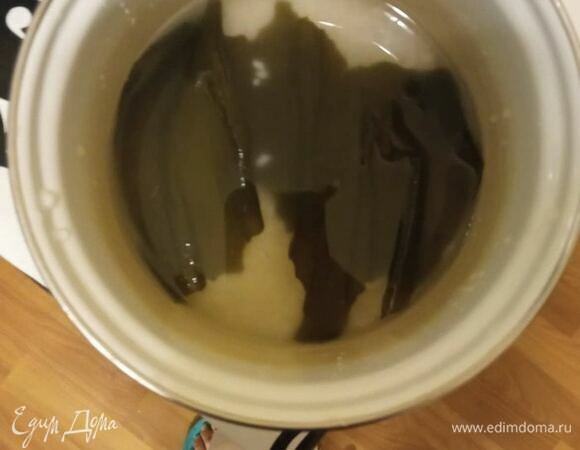 Сначала нужно сварить рис. У меня нет фотографии с рисом, но готовить его очень просто. По совету Дениса Кима я делаю пропорции 1:1, то есть одна часть риса и столько же воды, например, стакан риса и стакан воды. Главное, хорошо промыть рис. Кладем рис в большую миску, заливаем водой, аккуратно перемешиваем и сливаем воду. Я проделываю процедуру 5–6 раз, пока вода не становится почти прозрачной. Ставим рис на плиту, можно положить сухой лист ламинарии. Это не то же самое, что нори. Доводим рис до кипения под крышкой на среднем огне. Вынимаем ламинарию, плотно закрываем крышкой и уменьшаем огонь до минимума. Если у вас на плите конфорки разной величины, готовим рис на средней. Варим крупу 15 минут, выключаем нагрев и даем постоять 15 минут. Снимаем крышку и аккуратно перемешиваем. Добавляем немного соли и кунжутного масла. Рис не должен быть жирным, 1–2 ч. л. достаточно на 1 стакан риса. Даем рису чуть-чуть остыть, но не совсем.