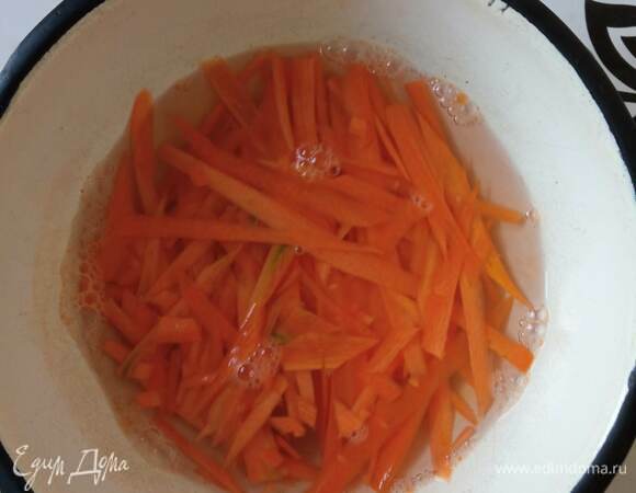 Морковь трем на терке для корейской моркови или режем тонкой соломкой. Заливаем морковь горячей подсоленной водой и даем постоять минут 10. Сливаем воду и обсушиваем морковь.