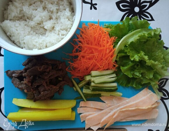 Огурец режем на тонкие брусочки. Середину огурца не используем. Листья салата промываем и обсушиваем. Достаем ранее приготовленное мясо и заранее замаринованный дайкон.