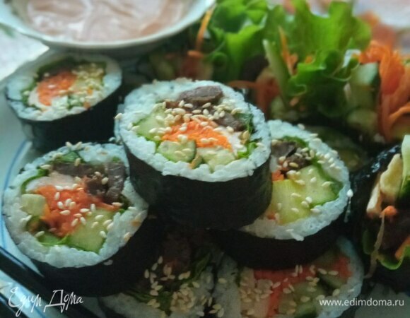 Выкладываем кимпаб на тарелку и посыпаем кунжутными семенами. В Корее кимпаб обычно едят с бульоном или просто так. У нас часто подают к нему соевый соус. В одном корейском кулинарном шоу я видела несколько вариантов соусов. Я сделала майонез с соевым соусом и соусом кочуджан. Это именно соус, а не паста. Можно смешать майонез с горчицей и медом или даже с кетчупом. На ваш вкус. Приятного аппетита!