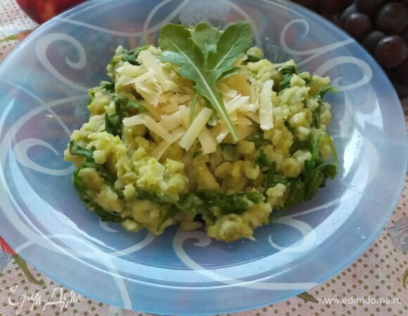 Подаем, украсив крупно натертым пармезаном и руколой. Приятного аппетита!