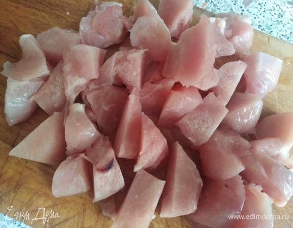 Мясо нарезать некрупными кусками. Залить водой, поставить вариться. После закипания снять пену, посолить.