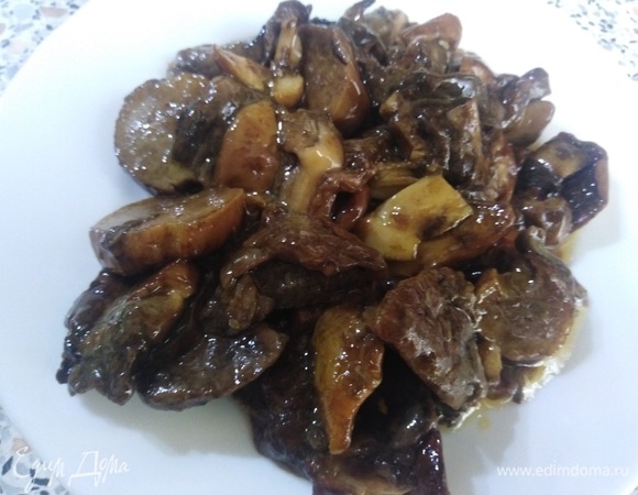 Грибы промыть, нарезать, обжарить на сливочном масле до золотистого цвета, посолить.