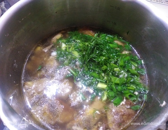 Выключить огонь и всыпать зелень.