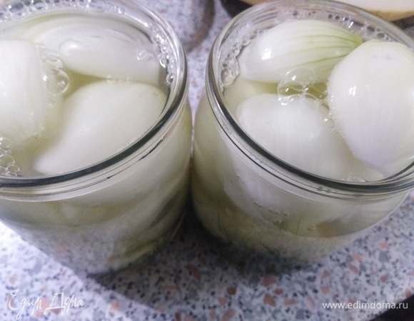 Сверху — подготовленный лук. Залить кипятком. Оставить на 10 минут. Затем воду слить, добавить соль и сахар, прокипятить, влить уксус.