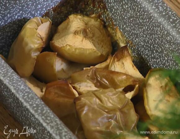 Яблоки разрезать на 8 частей и удалить сердцевину, затем выложить в форму и запекать в разогретой духовке 20 минут.