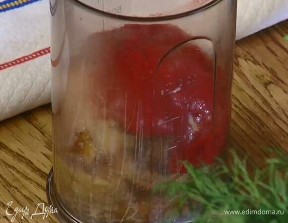 К оставшимся запеченным яблокам добавить малиновое пюре, влить 1 ст. ложку воды и взбить.