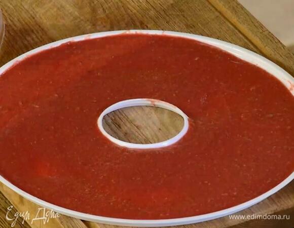 Пюре тонким слоем выложить на поддоны, поместить в сушилку и готовить пастилу 8–10 часов при температуре 70℃.