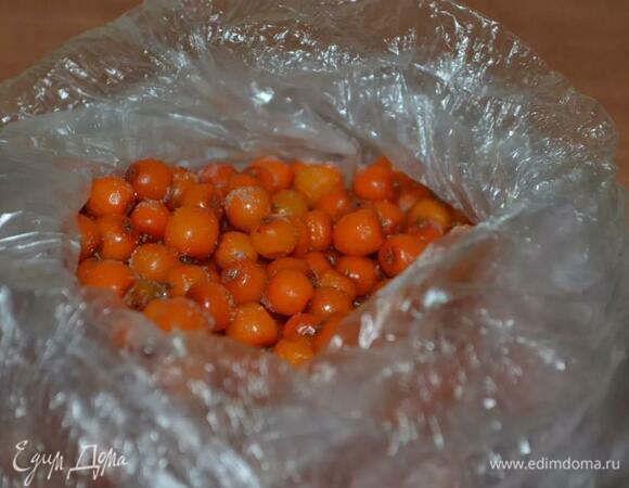 В заварочный чайник поместить облепиху.