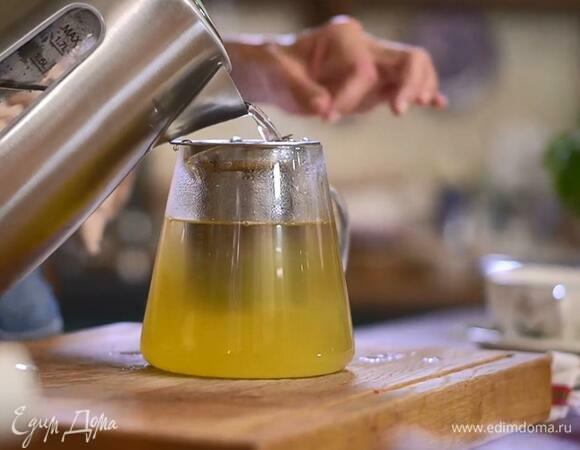 Добавить сушеные цитрусовые, веточки тимьяна, залить все кипятком и дать настояться.