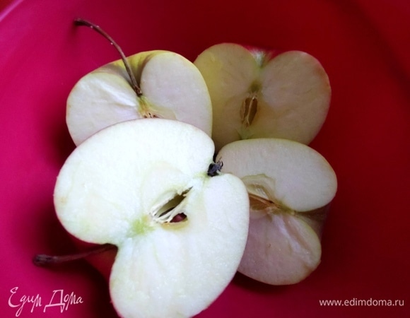 Яблоки очистить, натереть.