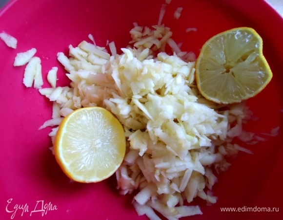 Сбрызнуть лимонным соком.