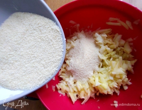 Всыпать манку. Дать постоять минут 10.