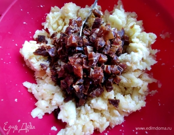 Добавить финики нарезанные или изюм.