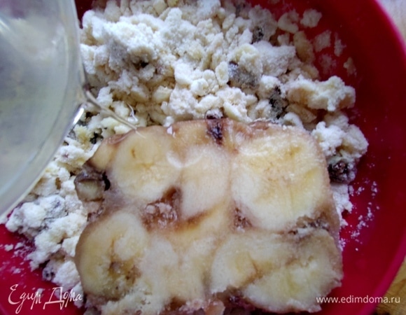 Нарезать банан (у меня из заморозки) и влить масло без запаха.