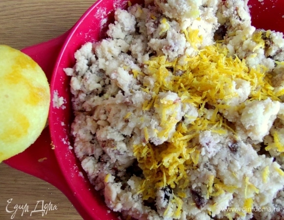 Натереть цедру лимона или апельсина. По желанию выжать немного сока.