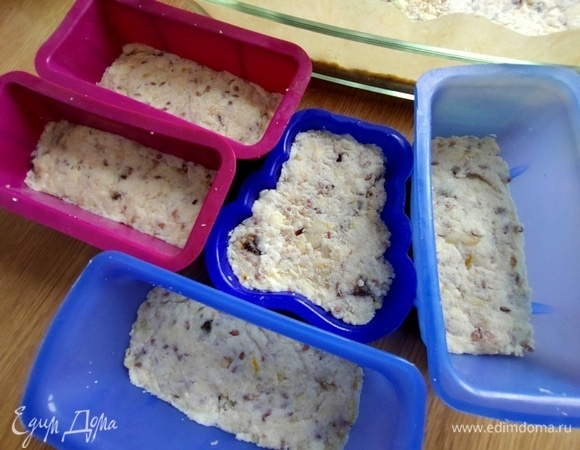 Остальное вот в такие порционные формочки для кексов.