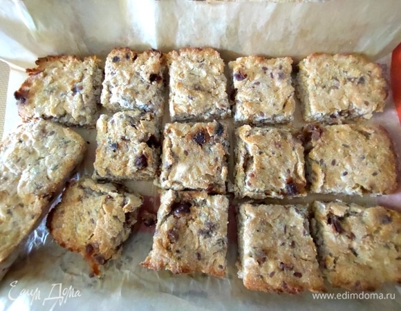 Из формы побольше вынуть, нарезать на квадраты, пока не остыли.