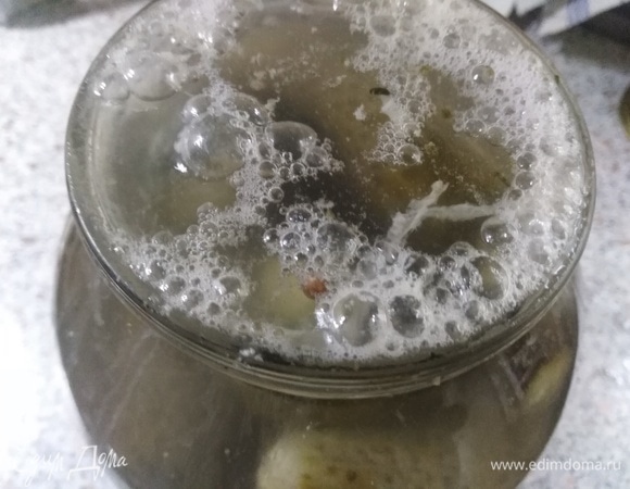 Огурцы залить крутым кипятком, оставить на 10 минут. Слить. Повторить процедуру еще раз.