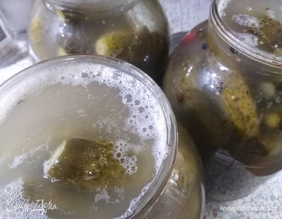 На третий раз заливаем в банки кипящий рассол. Закатываем.