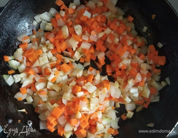 Отвариваем пасту в кипящей подсоленной воде на 1 минуту меньше, чем указано на упаковке. Лук, сельдерей и морковь режем мелким кубиком и обжариваем в разогретом оливковом масле около 10 минут на среднем огне.