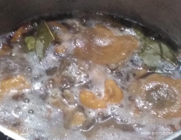 Добавить отваренные грибы. Варить в маринаде 15 минут.