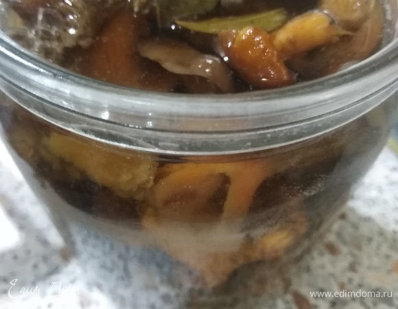Переложить грибы в банку. Залить маринадом, добавить уксус. Закатать.