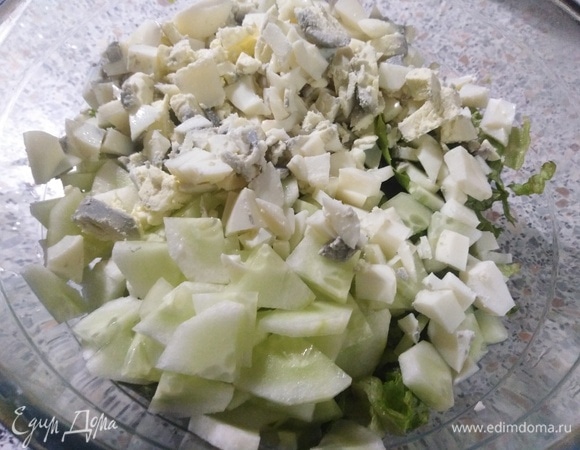 Добавить нарезанные огурцы и яйца.