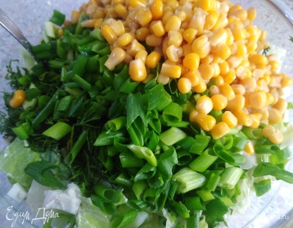 Соединить с кукурузой и зеленью.