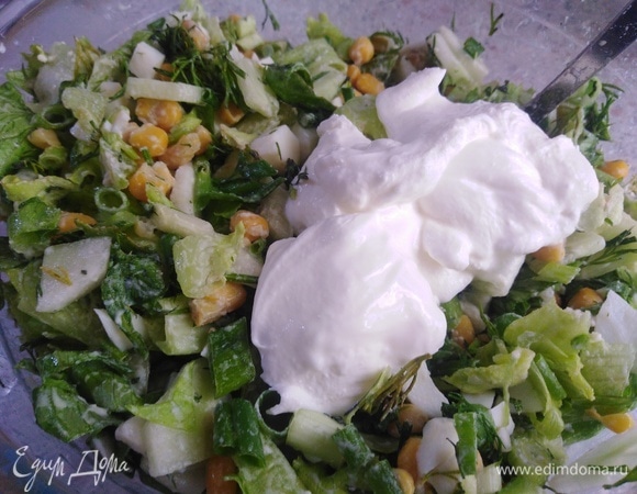Салат посолить, заправить сметаной.
