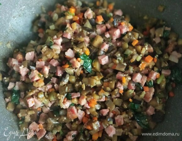 Возвращаем в сковороду к баклажанам овощи с колбасой, перемешиваем, солим и перчим по вкусу, добавляем мелко нарезанный базилик. Добавляем половник воды, в которой варилась паста.