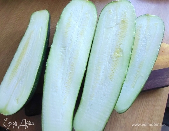 Молодые кабачки разрезать пополам вдоль.
