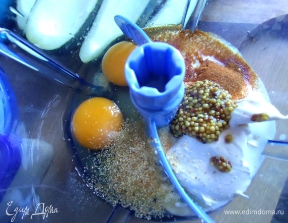 Для начинки к яйцам добавить сметану, горчицу и специи.