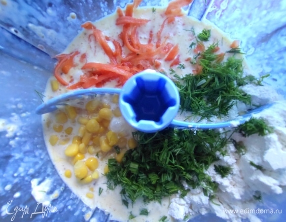 Также высыпать кукурузу, натереть морковь и нарезать укроп.