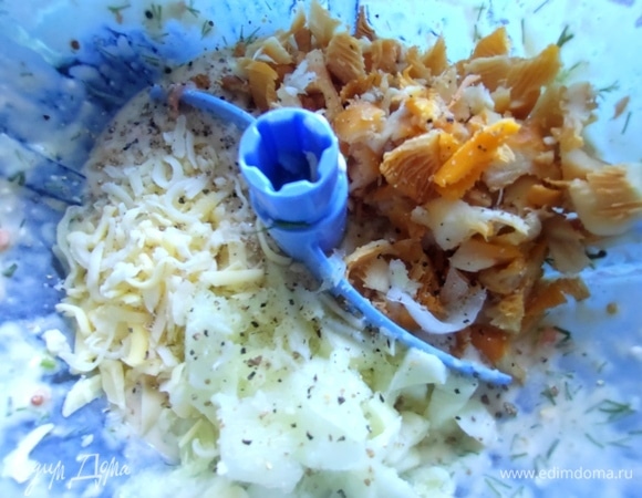 Натереть в начинку сыр, нарезать лисички и мякоть кабачка.