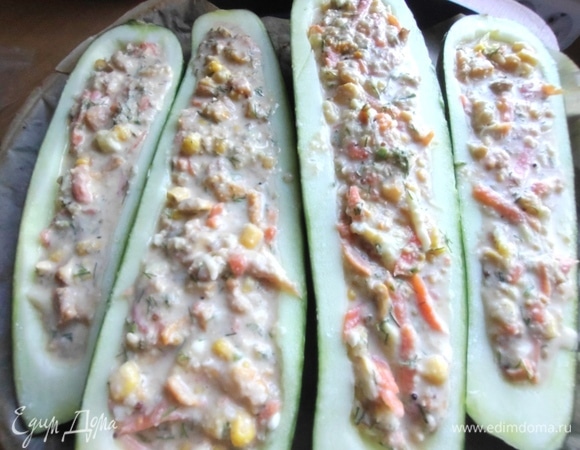 Наполнить лодочки из кабачка начинкой.