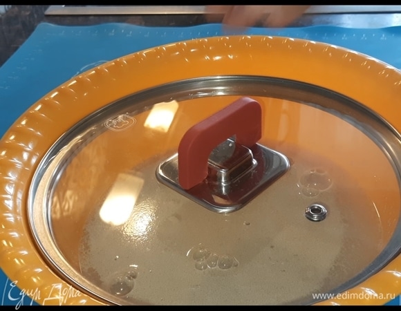 В теплую сыворотку всыпьте сахар и дрожжи, хорошо перемешайте, накройте и оставьте при комнатной температуре на 10–15 минут. Должна образоваться пенка на поверхности.