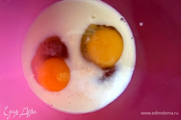 В кефир или жирное молоко вбить яйца, добавить соль, сахар, взбить.