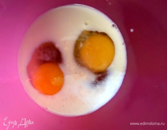 В кефир или жирное молоко вбить яйца, добавить соль, сахар, взбить.