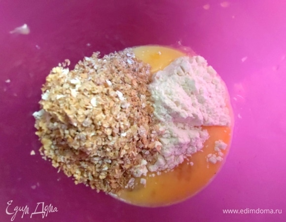 Всыпать отруби и муку (2 ст. л.) с разрыхлителем (2 ст. л.), взбить.