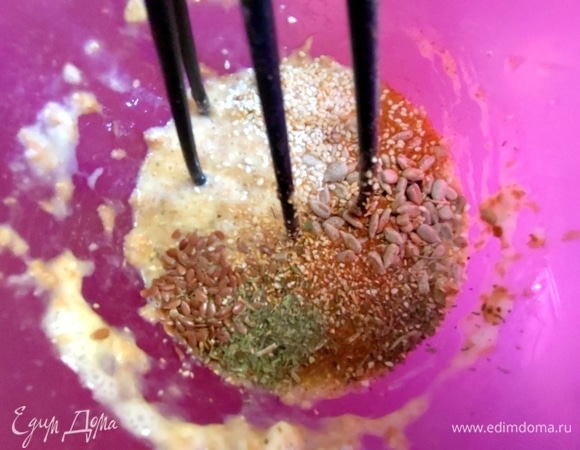 Добавить любые семечки, приправы.