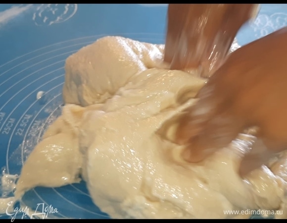 Расплющите тесто немного и в середину выложите мягкое сливочное масло. Замешивайте до тех пор, пока тесто не впитает все масло. Сначала замешивать будет тяжело, но потом все масло впитается.