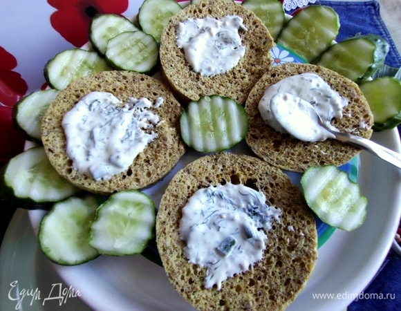 Нанести соус на хлеб.